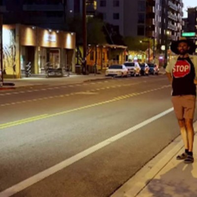 Άντρας έφτιαξε μπλουζάκι με πινακίδα STOP και μπέρδεψε τα αυτόνομα αυτοκίνητα [video]