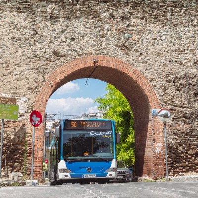 Θεσσαλονίκη: Το λεωφορείο που λατρεύουν Γερμανοί και Ισραηλινοί – Τι σημαίνει το 50;