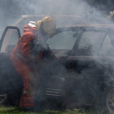 Κρήτη: Εργάτης έσωσε δύο ανθρώπους από φλεγόμενο όχημα και του έκαναν μήνυση!