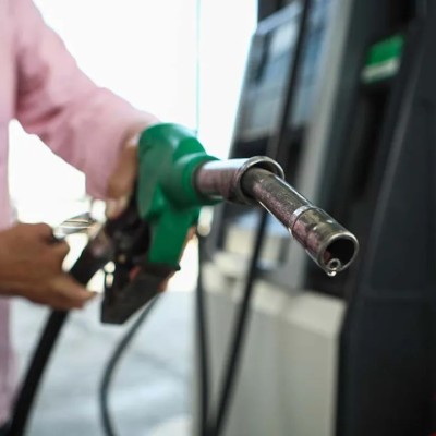 Αθήνα ή Θεσσαλονίκη: Πού πωλείται φθηνότερα η βενζίνη;