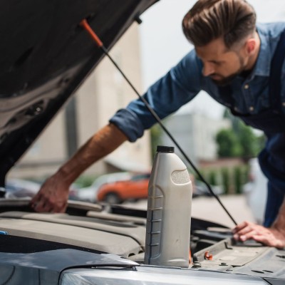 Η παγίδα στο βενζινάδικο - Προσοχή στους ελέγχους για λάδια-νερά!