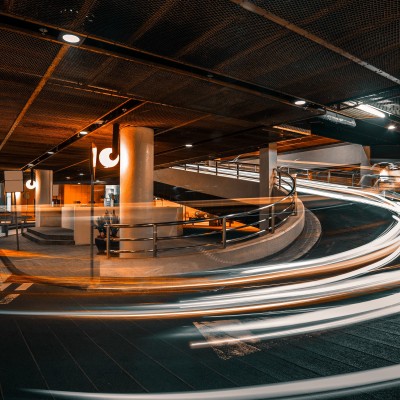 Ποια χώρα απαγόρευσε στα ηλεκτρικά να παρκάρουν με γεμάτη μπαταρία στα κλειστά πάρκινγκ;