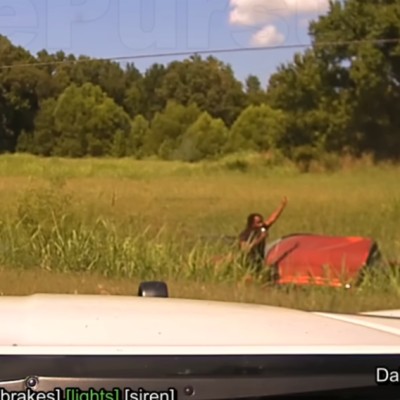 Ο οδηγός της χρονιάς: Πέρασε 2 κόκκινα, τράκαρε και ήπιε μια μπύρα [video]