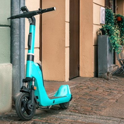 Ηλεκτρικό πατίνι σε πεζοδρόμιο – Επιτρέπεται να παρκάρει ή έχει πρόστιμο;