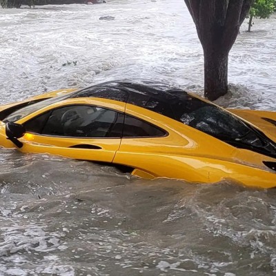 Supercar στο έλεος του τυφώνα Μίλτον – Τα παράτησαν για να σώσουν τη ζωή τους [video]