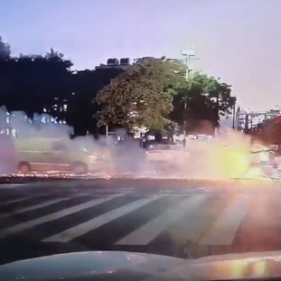 Ηλεκτρικό σκούτερ σκάει σαν δυναμίτης σε διασταύρωση – Εγκαύματα για τον οδηγό (video)