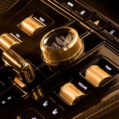 Έβαλαν πραγματικό χρυσό σε αυτοκίνητο - Μαντεύετε τη μάρκα;