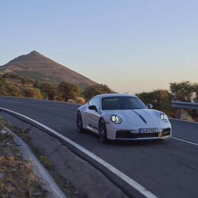 Αποκλειστικά με χειροκίνητο σασμάν η νέα Porsche 911 Carrera T