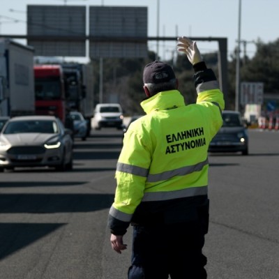 Τον έπιασαν στα διόδια Αττικής με 2 κιλά ηρωίνη – Δείτε στο video που την είχε κρύψει