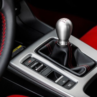 Νεκρά ή ταχύτητα στο κιβώτιο; Πώς καις λιγότερο στην κατηφόρα