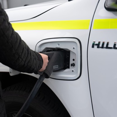 Διπλοκάμπινο ηλεκτρικό Toyota Hilux πιάνει δουλειά σε ορυχείο