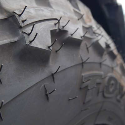 Γιατί όλα τα καινούργια ελαστικά έχουν… καρφάκια; Τι ρόλο παίζουν