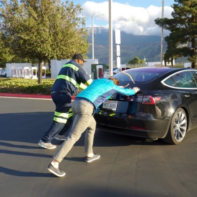 Έμεινες με ηλεκτρικό αυτοκίνητο; Αυτό το van θα έρθει να σε φορτίσει στην Ελλάδα