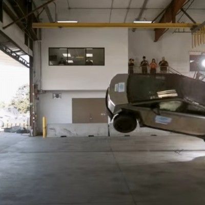 Τι γίνεται αν τρακάρει το Tesla Cybertruck; Τι έδειξαν τα τεστ [video]