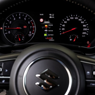 Το υβριδικό Suzuki με τιμή 16.990 ευρώ, υπερπλήρη εξοπλισμό, πολυετή εγγύηση και κορυφαίο δείκτη τιμής αξίας.