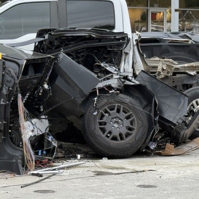 Tesla Cybertruck κόπηκε στα δύο από μία Mercedes - Πώς έγινε;