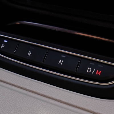 Στιλάτο αυτόματο υβριδικό SUV με 136 ίππους και κατανάλωση 4,9 lt/100km – Η τιμή του