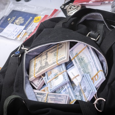 Τον σταμάτησαν για υπερβολική ταχύτητα – Βρήκαν πάνω του 1 εκατομμύριο σε μετρητά από κλεμμένα αυτοκίνητα