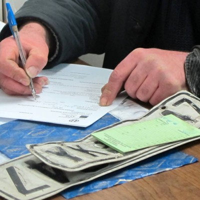 Επιστρέφονται οι πινακίδες αυτοκινήτων στις 16 Απριλίου – Τι δικαιολογητικά χρειάζονται