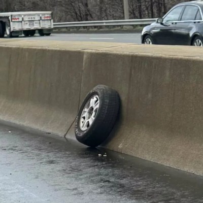 Έφυγε ελαστικό στη μέση της εθνικής οδού - Δείτε τι ζημιά έκανε