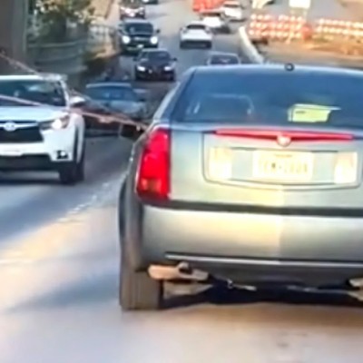 Οδηγούσε με δύο «σούβλες» να προεξέχουν έξω από το παράθυρο – Χαζομάρα ή κακούργημα;