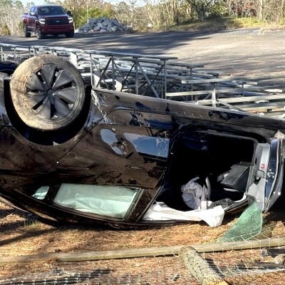 Οδηγός Tesla ενεργοποιεί την αυτόνομη οδήγηση – Αυτό πέφτει σε δέντρο χωρίς λόγο [video]