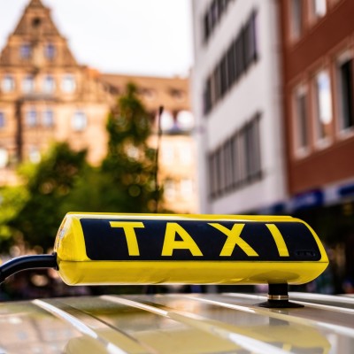 Τα πιο περίεργα αντικείμενα που έχουν βρεθεί ποτέ σε Ταξί – Μέχρι και χειροβομβίδα