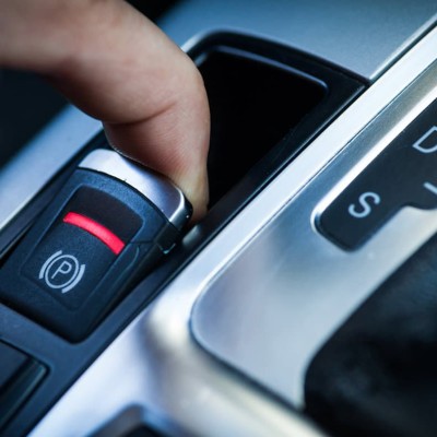 Τι θα συμβεί αν τραβήξεις το ηλεκτρονικό χειρόφρενο εν κινήσει;