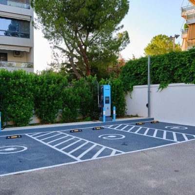 Στην Κηφισίας ο ταχύτερος φορτιστής στην Ελλάδα – Κάνει ρεκόρ φόρτισης