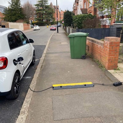 Ηλεκτρικά αυτοκίνητα: Επιτρέπεται να απλώσω καλώδιο στο πεζοδρόμιο -Τι λέει ο νόμος