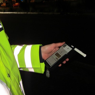 Ελλαδα: Αστυνομικός έκανε αλκοτέστ σε συνοδηγό - Νόμιζε πως ήταν στην Αγγλία (δείτε το video)