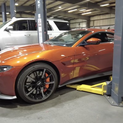 Η Aston Martin ζήτησε 2.000 ευρώ για αλλαγή λαδιών - Πήγε σε απλό συνεργείο και πλήρωσε 80% φθηνότερα