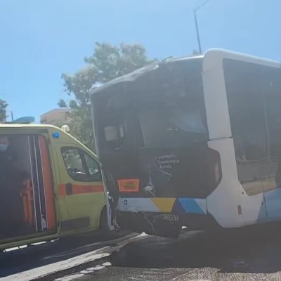 Video: Σοβαρό τροχαίο στη Βούλα - Συγκρούστηκαν 2 λεωφορεία και τραυματίστηκαν παιδιά
