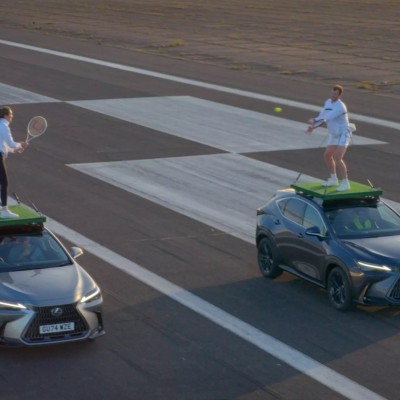 Τι έκανε η Lexus; Έδεσε τενίστες στην οροφή αυτοκινήτων που κινούνταν [video]