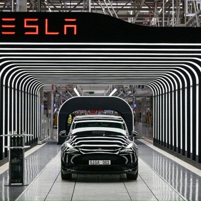 Τι είναι το Grok που θα μπει στα Tesla;