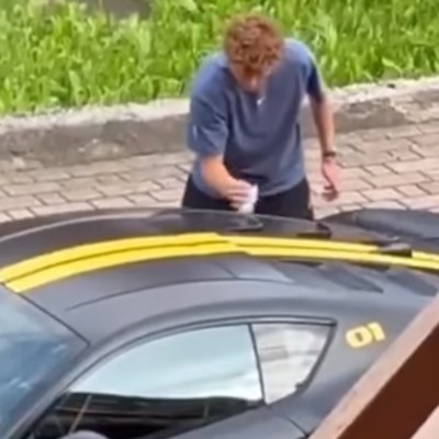 Το Νο1 του κόσμου πλένει με τα χέρια τη Ferrari [video]