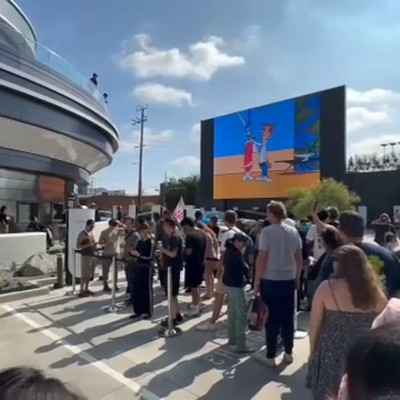 Ουρές χιλιομέτρων σε κατάστημα της Tesla – Είναι το πρώτο του είδους του παγκοσμίως