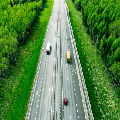 Πρόστιμο έως φυλάκιση για όσους κινούνται αργά στην αριστερή λωρίδα – Τι ισχύει στη χώρα μας