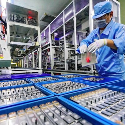 Οι Κινέζοι κάνουν πλάκα – Έφτιαξαν μπαταρία από αλάτι που αντέχει για 6 εκατ. χιλιόμετρα