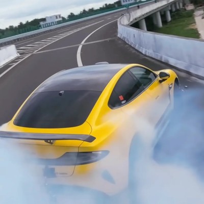 Ο νέος Ken Block είναι Κινέζος και οδηγεί Xiaomi με 1.548 ίππους – Καίει λάστιχο για 9 λεπτά και 9 δευτερόλεπτα [video]