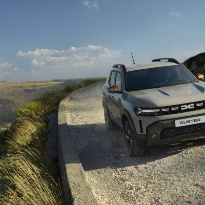 H Dacia κάνει κίνηση ματ στα SUV - LPG, hybrid και τετρακίνηση με 1.500 km αυτονομίας