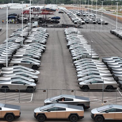 O Elon Musk αγοράζει o ίδιος τα απούλητα Cybertruck!