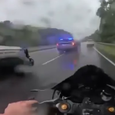 Τι κάνει η Αστυνομία; Έριξε κάτω μοτοσικλετιστή και τον χτύπησε [video]