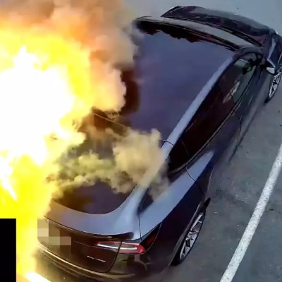 Video: Δεν… παίζεις με το ρεύμα - Η έκρηξη ενός Tesla στον φορτιστή