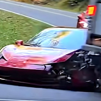 Η στιγμή που Ferrari τρακάρει με φορτηγό – Ποιος φταίει; [video]