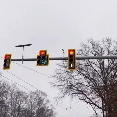 Έκαναν 10 μήνες και δαπάνησαν 2 εκατ. ευρώ για να βάλουν ένα φανάρι!