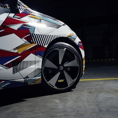 Το σπουδαίο αυτοκίνητο της Volkswagen γίνεται ηλεκτρικό – Και το γιορτάζει με drift