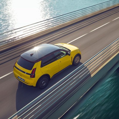 Γαλλική επανάσταση στα ηλεκτρικά – Θα φορτίζουν ενώ τα οδηγείτε