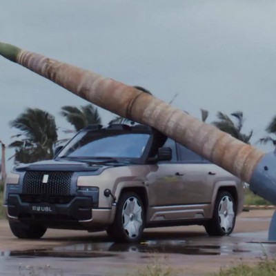 Το τερμάτισε η BYD - Έριξε δέντρο 2 τόνων πάνω σε SUV και δεν έπαθε τίποτα [video]