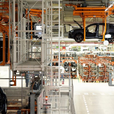 Στον πάγο τα ηλεκτρικά – Ο Trump κρατά ζωντανούς τους κινητήρες βενζίνης